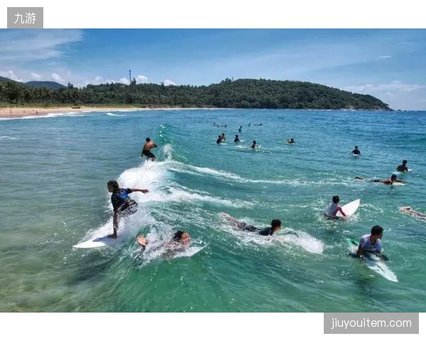 海南万宁冲浪俱乐部群落的形成，标志着体育旅居正在替代“门票经济”成为目的地新增长点
